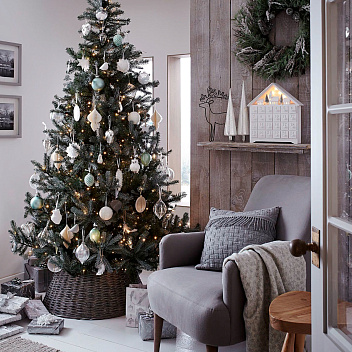 Новогоднее поступление ёлок и венков